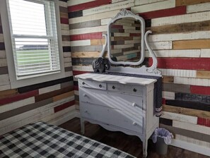 2 habitaciones, tabla de planchar con plancha y ropa de cama 