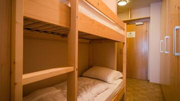 2 bedrooms, travel crib, WiFi (free)