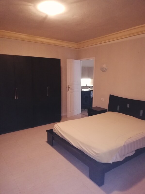 4 bedrooms, WiFi, bed sheets - Darnaa El Haouaria centre ville (Al Huwariyah)