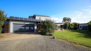 Exterior - Kookarrunga - resort style family home (Porepunkah)