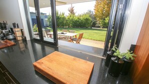 Dining - Kookarrunga - resort style family home (Porepunkah)