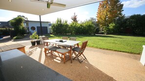 Outdoor dining - Kookarrunga - resort style family home (Porepunkah)