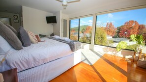 4 bedrooms, desk, iron/ironing board, free WiFi - Kookarrunga - resort style family home (Porepunkah)