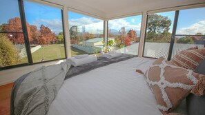 4 bedrooms, desk, iron/ironing board, free WiFi