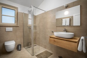 Dusche, Haartrockner, Handtücher, Toilettenpapier