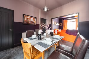 Dining - Ephphatha 4 Beds Central A63 3 Bedrms Free Wifi (Kingston upon Hull)