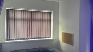 Una habitación con ventana, un tablón de anuncios en la pared y un jacuzzi.
