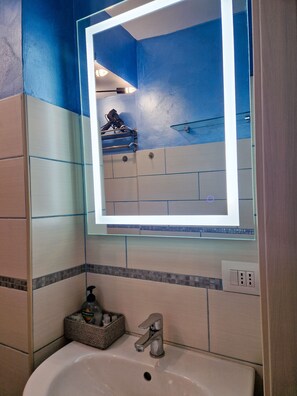 Dusche, Haartrockner, Bidet, Handtücher