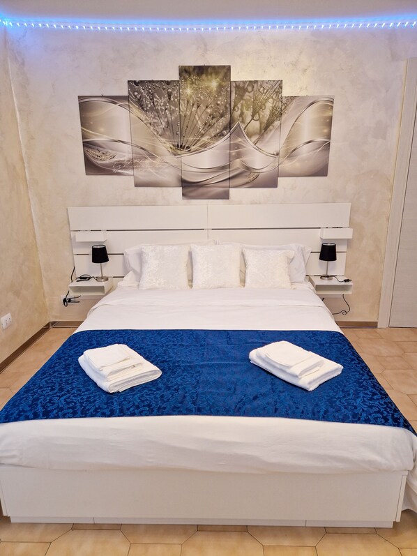 3 bedrooms, desk, WiFi, bed sheets