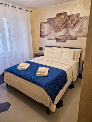 3 bedrooms, desk, WiFi, bed sheets
