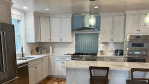Coffee/tea maker, fridge, microwave, oven - Timeless Memories on Newfound Lake (Hebron)
