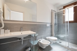 Duschwanne, Haartrockner, Bidet