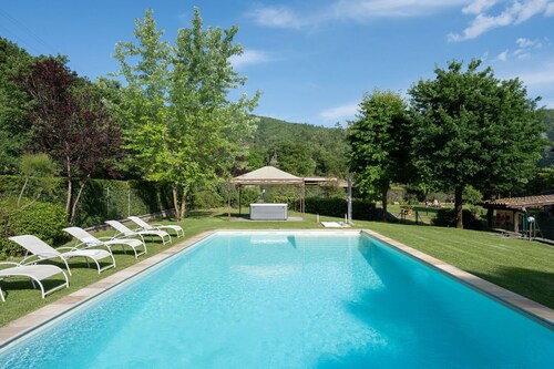 Stunning  villa with WIFI, private pool, hot tub, A/C, TV, patio, panoramic view, close to Arezzo
