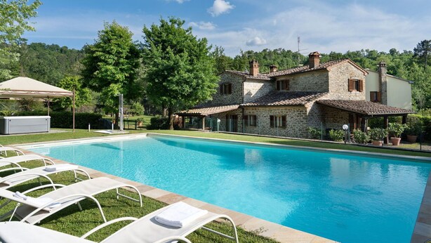A stone villa with a swimming pool, lounge chairs, and a pergola. - Stunning  villa with WIFI, private pool, A/C, hot tub, TV, patio, panoramic view, close to Arezzo (Vogognano)