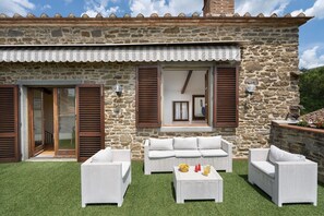 Terrace/patio - Wonderful private villa with private pool, hot tub, WIFI, A/C, TV and terrace, close to Arezzo (Vogognano)