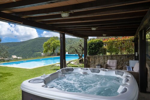 Stunning private villa with hot tub, private pool, A/C, WIFI, TV and terrace, close to Arezzo