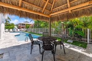 Outdoor dining - Sea Glass Dreams~ Waterfront Pool Home, Mini Golf, Game Room, 110' Dock (Marathon)