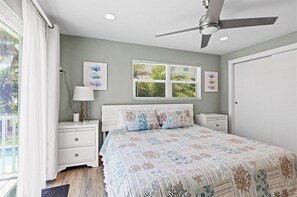 5 bedrooms, iron/ironing board, travel crib, free WiFi - Sea Glass Dreams~ Waterfront Pool Home, Mini Golf, Game Room, 110' Dock (Marathon)