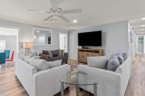 Smart TV, video games, foosball, table tennis - Sea Glass Dreams~ Waterfront Pool Home, Mini Golf, Game Room, 110' Dock (Marathon)