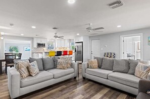 Smart-TV, Videospiele, Tischfußball, Tischtennisplatte