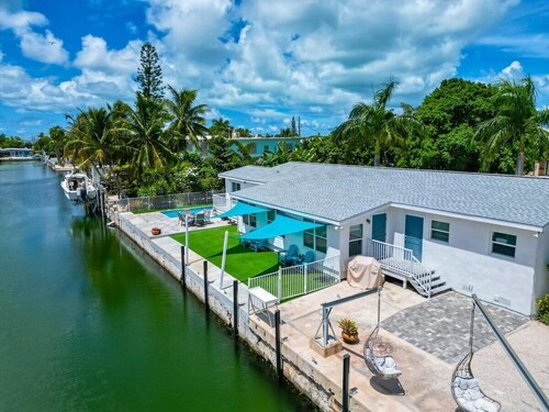 Sea Glass Dreams~ Waterfront Pool Home, Mini Golf, Game Room, 110' Dock