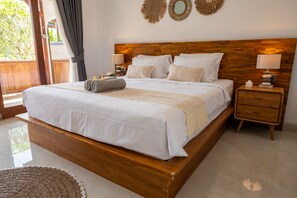 2 quartos, escrivaninha, ferros/tábuas de passar roupa, berço de viagem