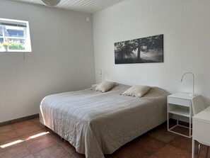 3 bedrooms, desk, iron/ironing board, free WiFi