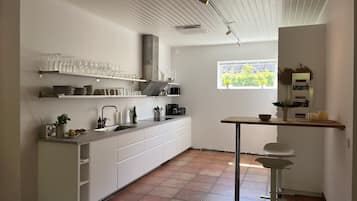 Køleskab, mikrobølgeovn, ovn, kogeplade