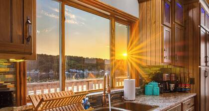 Stunning View! Kayaks, Lily Pad and more!