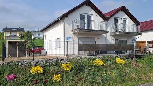 Seehaus "Ankerplatz"  in Mücheln, mit direktem Blick auf die Marina und den See