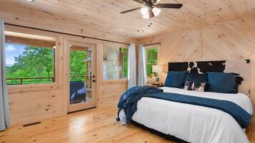 4 bedrooms, desk, iron/ironing board, WiFi (free)