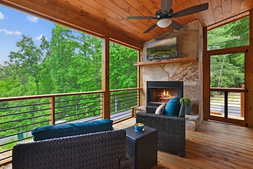 LUX retreat + 3 miles to DT + Hot tub + Fire Pit