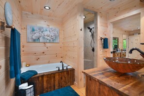 Combined shower/bathtub, hair dryer, towels - LUX retreat + 3 miles to DT + Hot tub + Fire Pit (Blue Ridge)
