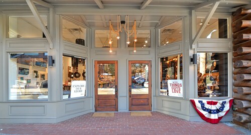 LUX retreat + 3 miles to DT + Hot tub + Fire Pit