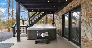 Spa - Modern Cabin + Hot Tub + Fire Pit + Game Room (Blue Ridge)