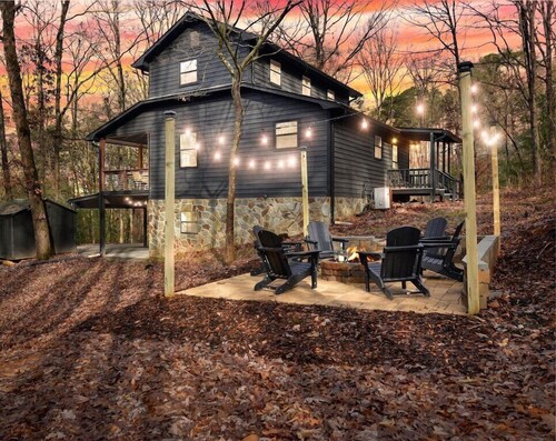 Modern Cabin + Hot Tub + Fire Pit + Game Room