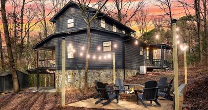 Modern Cabin + Hot Tub + Fire Pit + Game Room