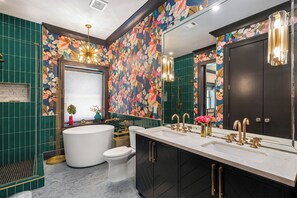 Combined shower/tub, hair dryer, towels