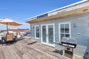 Outdoor dining - Amazing Loft In Heart of City w/ Rooftop Terrace by Lucky Savannah (Savannah)