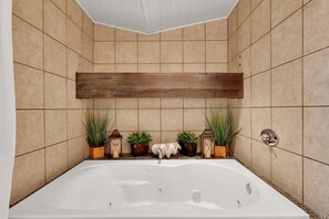 Bathtub, hair dryer, towels - Amazing Loft In Heart of City w/ Rooftop Terrace by Lucky Savannah (Savannah)