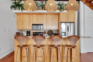 Refrigerador, microondas, horno y parrilla de estufa 