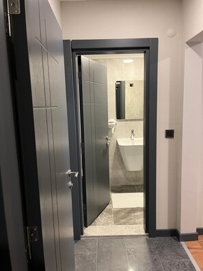 Dusche, Regendusche, Haartrockner, Hausschuhe