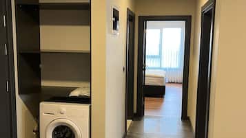 家庭公寓式客房 | 办公桌、笔记本电脑工作区、隔音、熨斗/熨衣板