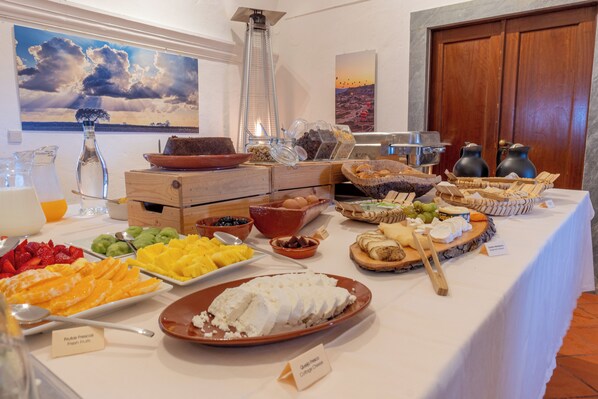 A buffet table with various food items and a coffee station. - Convento da Orada (Reguengos de Monsaraz)