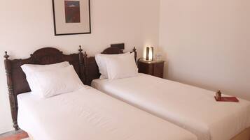 Habitació doble o amb dos llits individuals bàsica | 1 dormitori, planxa i posts de planxar i wifi gratuïta