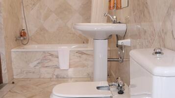 Articles de tocador gratuïts, assecador de cabells i sabatilles