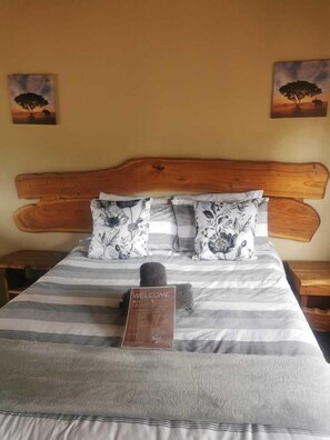 Family Cottage | Bed sheets - Bushview Lodge (Beestekraal)