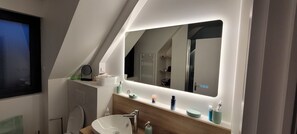 Douche, sèche-cheveux, serviettes fournies, savon