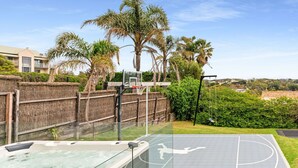 A basketball court with a hot tub and palm trees in the background. - Sorrento Family Fun House - Unbeatable Location (Sorrento)