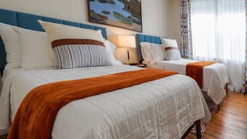 3 chambres, bureau, fer et planche à repasser, lit parapluie